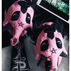 Dark Lord Plüsch Hausschuhe Rosa KILLSTAR -Magier Verkaufsladen killstar dark lord baphomet pluesch hausschuhe dark lord bubblegum slippers killstar geschenke und wohnaccessoires 50936 3